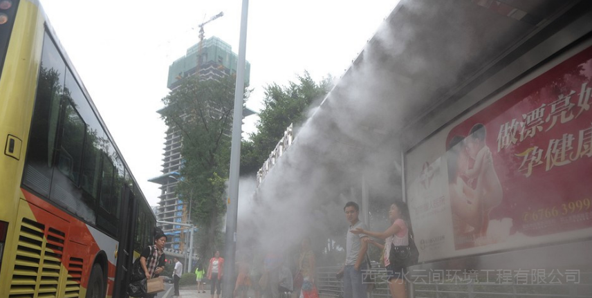 夏天公交站臺(tái)等車太熱!噴霧降溫來(lái)解決!